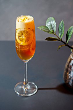 Kokteyl ve rom, bar restoranında limon..