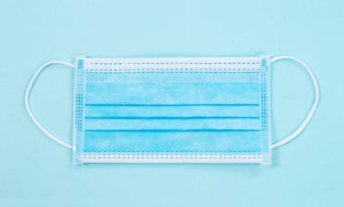 Tıbbi maskeyi ya da cerrahi maskeyi lastik kulaklıkla kapat. Ağız ve burnu örtmek için tipik 3 katlı cerrahi maske. Bakterilerin prosedür maskesi. Koruma kavramı.