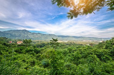 Tayland 'ın güzel kırsalları. Güneşli bir öğleden sonra. Dağlardaki muhteşem manzara. kırsal manzara.