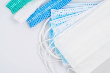 Tıbbi maske ya da plastik kulaklıklı cerrahi maske. Ağız ve burnu örtmek için tipik 3 katlı cerrahi maske. Bakterilerin prosedür maskesi. Koruma kavramı.