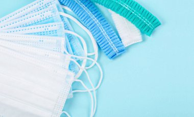 Tıbbi maske ya da plastik kulaklıklı cerrahi maske. Ağız ve burnu örtmek için tipik 3 katlı cerrahi maske. Bakterilerin prosedür maskesi. Koruma kavramı.