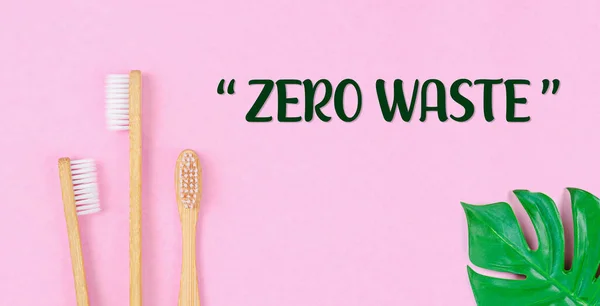 Zero Waste Weizenstroh Für Trinkwasser Mit Grünen Blättern Auf Rosa — Stockfoto