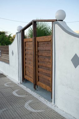 Tahta sokak kapısı, Yunanistan mimarisi..