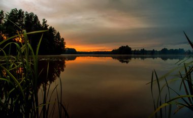 Orman gölü üzerinde gün batımı manzarası. Karelian isthmus..