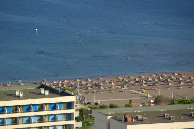 Denizde sahil, banyo yapan turistler.