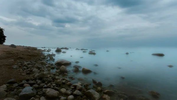 Mar Una Niebla Azul Larga Exposición Muchas Rocas — Foto de Stock