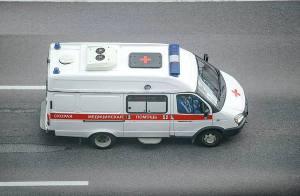 在俄罗斯 救护车在路上行驶 — 图库照片