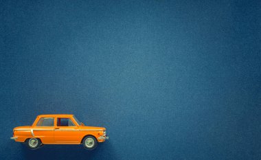 Sitenin mavi arka planında turuncu araba modeli. Zaporozhets 968-A, ZAZ