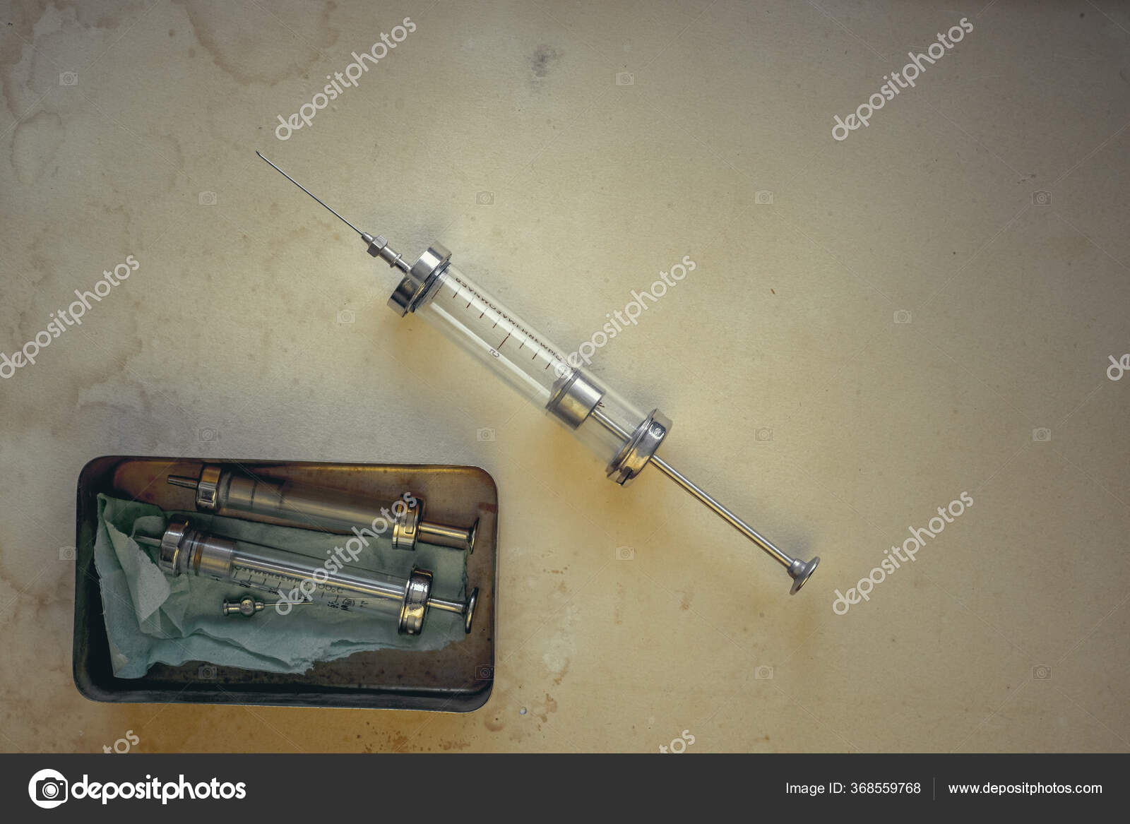 Imagens de Antiga seringa de vidro vintage sem royalties | DepositPhotos, image size:1600x1167