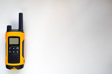 Beyaz arkaplanda telsiz sarısı, metin için boşluk