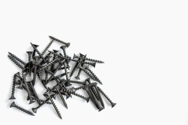 Siyah renkli tahtaya kendi kendine dokunan vidalar.