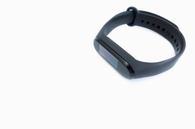 Beyaz arkaplanda siyah akıllı saat, yazı için yer