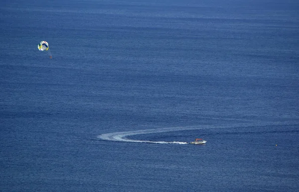 Fallschirmspringen Auf Dem Meer Mit Einem Motorboot — Stockfoto