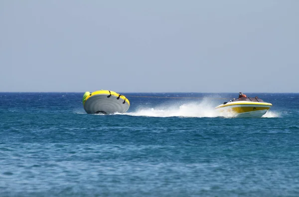 Montar Mar Una Tarta Queso Inflable Detrás Barco Entretenimiento Vacaciones — Foto de Stock