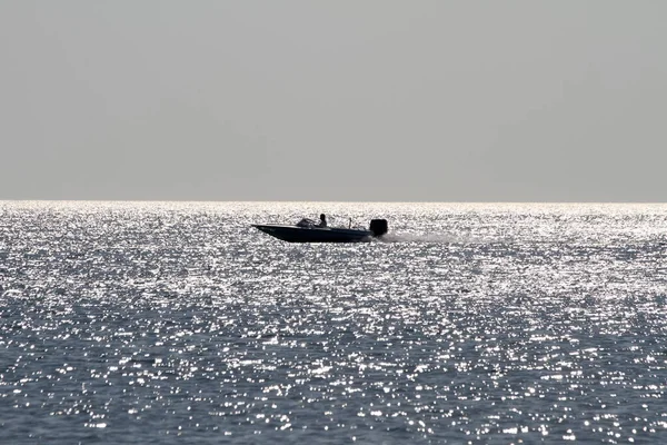 Ein Motorboot Schwimmt Horizont Auf Dem Meer Die Reflexion Der — Stockfoto