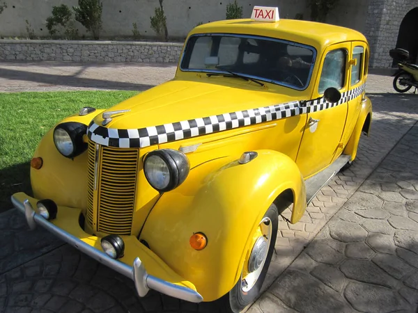 Gelbes Oldtimer Taxi Mit Kontrolleuren Sommer Park — Stockfoto