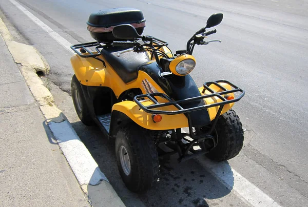 Una Moto Quad Amarilla Para Una Carretera Asfaltada — Foto de Stock