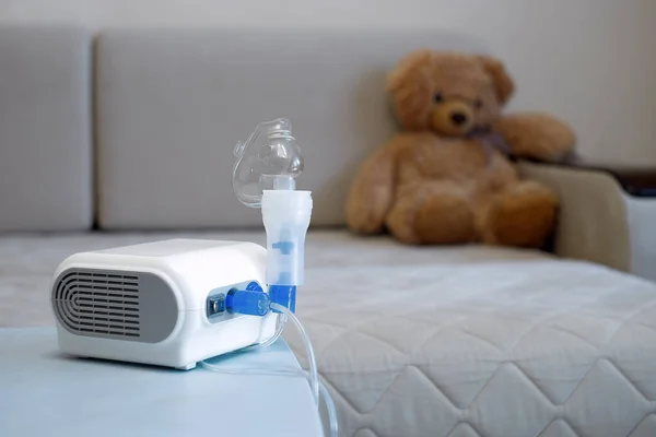 Nebulisator För Astmatiker Ligger Bordet Rummet Bakgrunden Leksak För Barn — Stockfoto