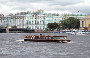 Saint Petersburg yakınlarındaki Neva nehri üzerindeki nehir gezisi gemisi 23.07.2012