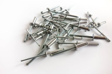 Beyaz izole edilmiş gümüş renkli alüminyum perçinler