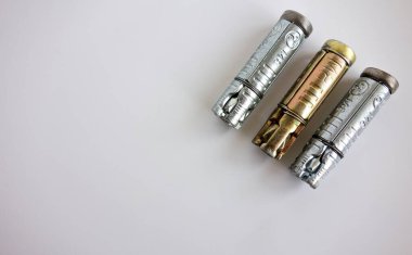 Beyaz izolasyondaki cıvatalar için metal paneller