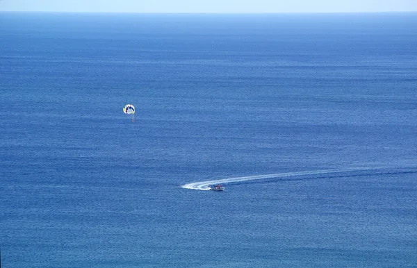Paracaidismo Turistas Mar Para Barco Motor Vacaciones — Foto de Stock