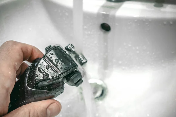 Lavando Una Afeitadora Una Máquina Afeitar Bajo Chorro Agua Fregadero —  Fotos de Stock