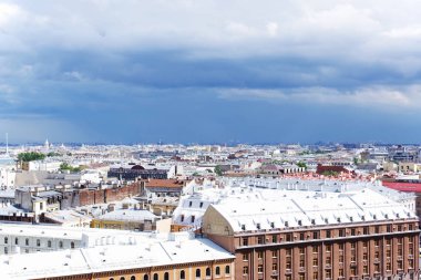 Yukarıdan St. Petersburg 'un çatılarına manzara