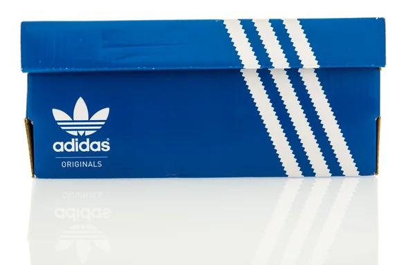 Обувь Adidas синего цвета — стоковое фото