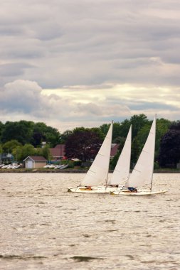 yelkenli bir göl kenarında