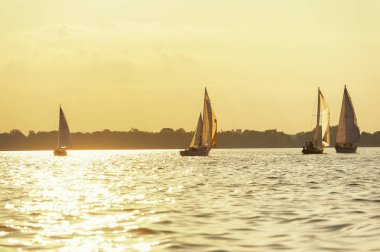 yelkenli bir göl kenarında