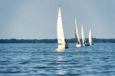 yelkenli bir göl kenarında