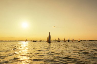 yelkenli bir göl kenarında