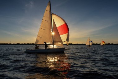 yelkenli bir göl kenarında