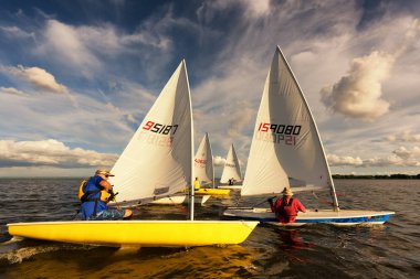 sailbot bir göl kenarında