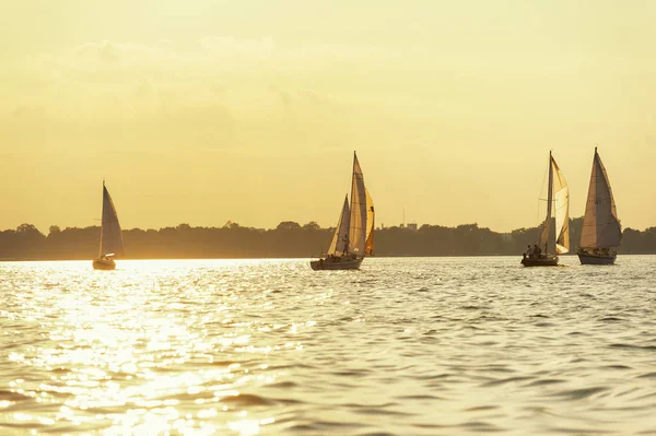 yelkenli bir göl kenarında