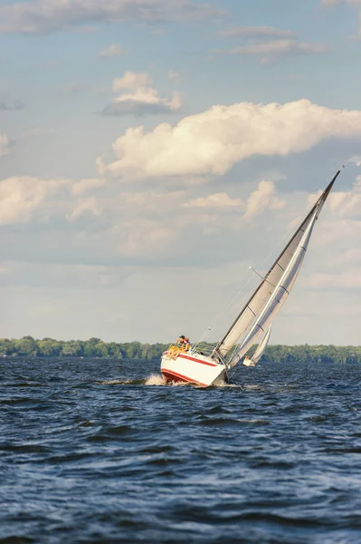 Zeilboot op een meer — Stockfoto