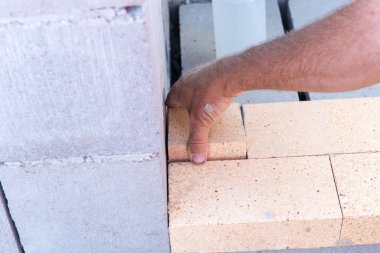 Ateş tuğla koydu olmak