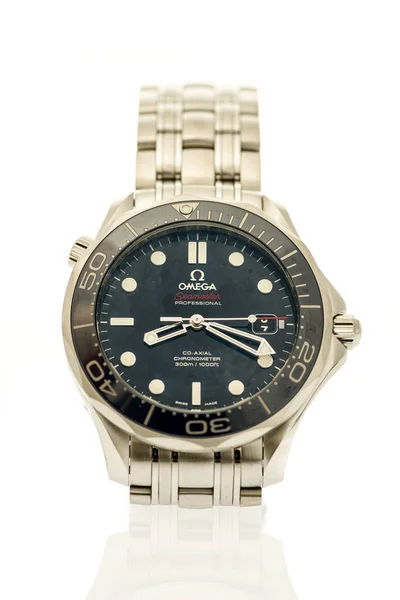 Zegarek Omega na białym tle — Zdjęcie stockowe