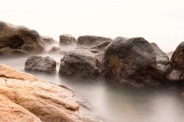 Mgły wokół skały — Zdjęcie stockowe