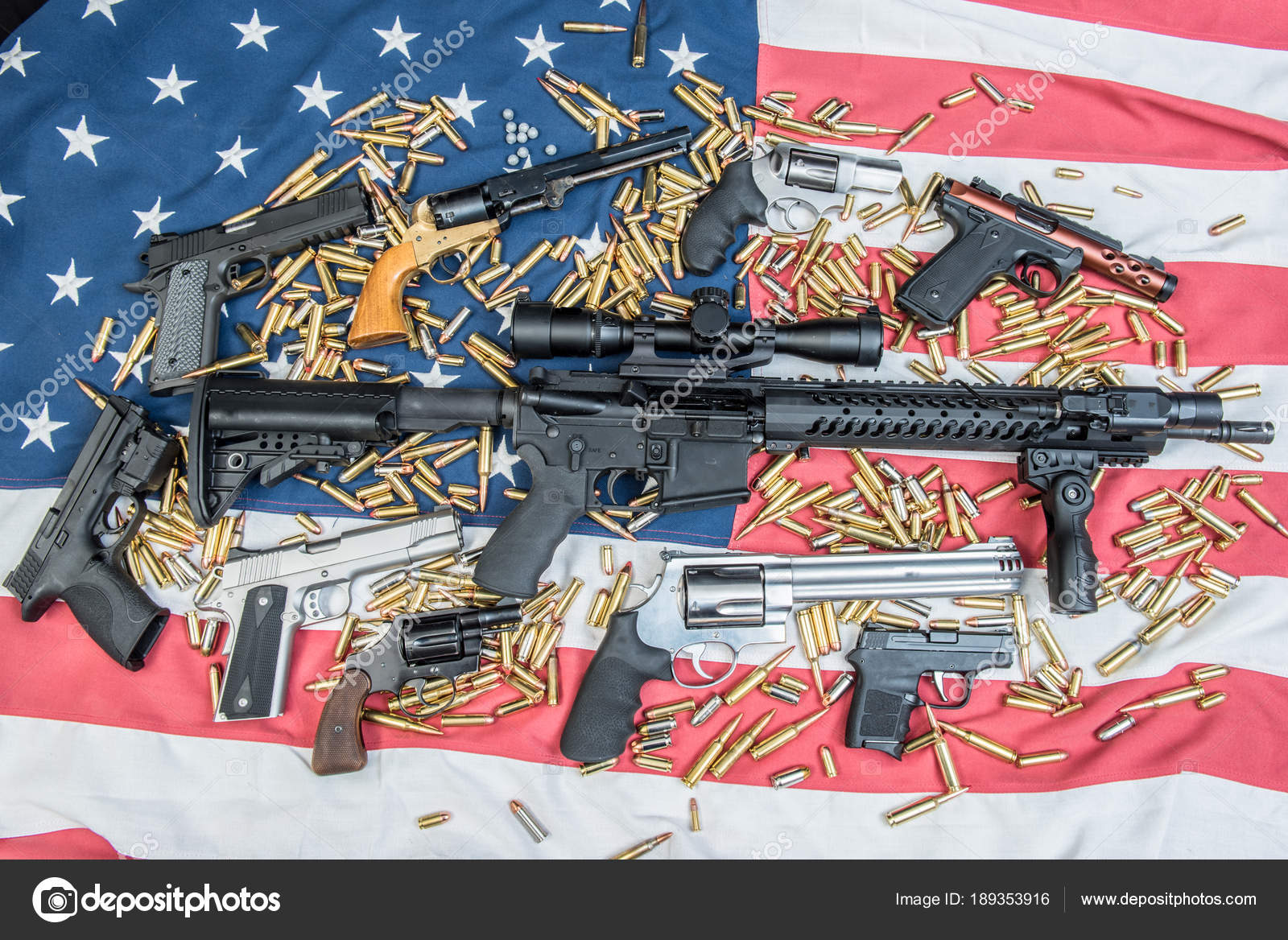 Arme à Feu étendue Sur Le Drapeau Américain Photo stock - Image du
