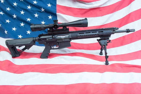 AR-15 pada bendera Amerika — Stok Foto