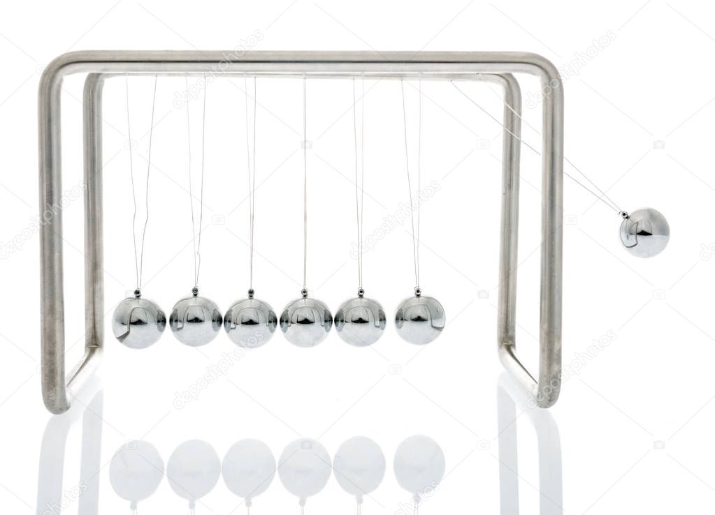 Newtons cradle swinging