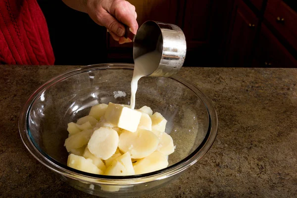 Proces tłuczenia ziemniaków — Zdjęcie stockowe