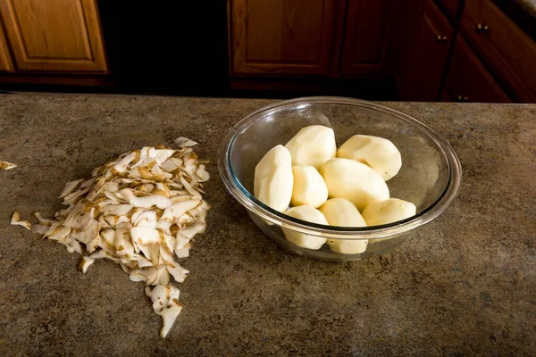 Potatoes being peeled — Stock Photo, Image