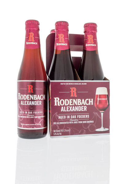 четыре упаковки пива
