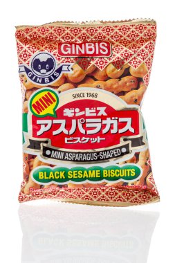 Winneconne, Wi - 17 Şubat 2020: Bir paket izole edilmiş Ginbus siyah susamlı bisküvi.