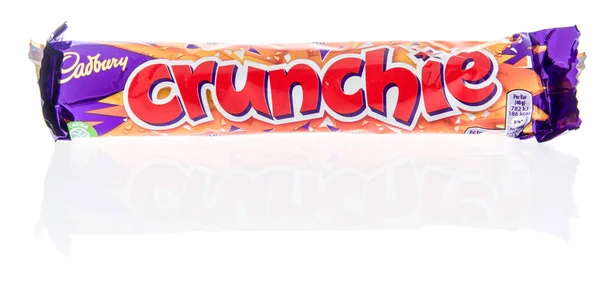 Winneconne Februar 2020 Ein Paket Cadbury Crunchie Auf Isoliertem Hintergrund — Stockfoto