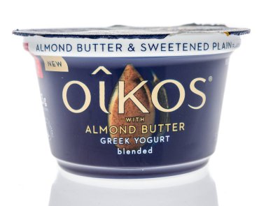 Winneconne, WI - 7 Mart 2020: Bir paket Oikos badem ezmeli Yunan yoğurdu izole edilmiş arka planda.