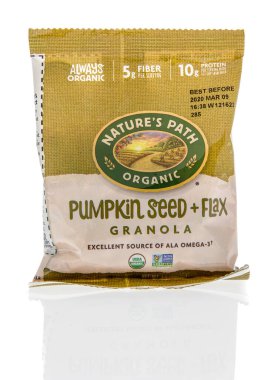 Winneconne, WI - 7 Mart 2020: İzole bir zemin üzerinde Doğal Yol Organik kabak tohumu ve keten tanecikleri paketi.